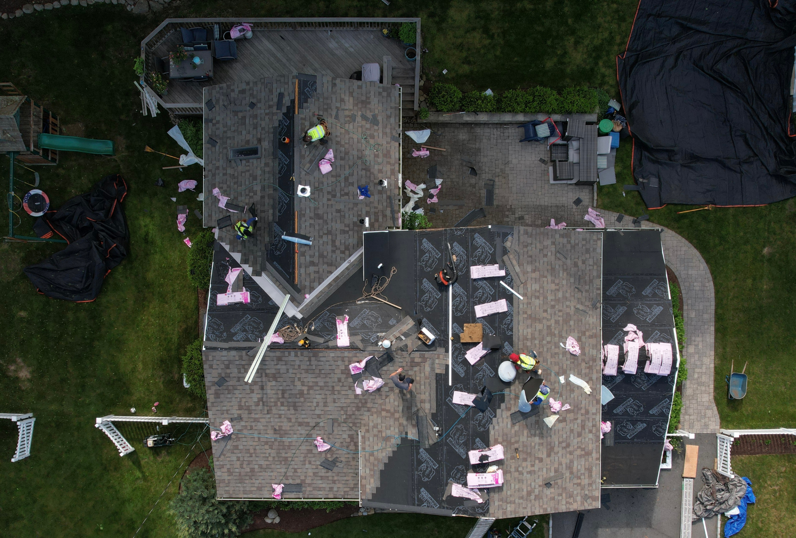 Asphalt roofing process – installation in progress